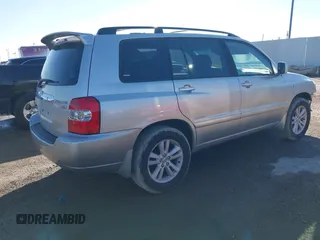 2006 Toyota Highlander z VIN JTEDW21A460012014, wystawiony jako IAAI lot #41105328 z przebiegiem 135 650 mil mil oraz . Historia ofert i sprzedaży dostępna na DreamBid. Obrazek 4.