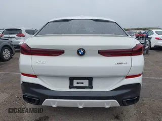 2021 BMW X6 xDrive40i z VIN 5UXCY6C00M9F88215, wystawiony jako IAAI lot #41646498 z przebiegiem 43 587 mil mil oraz . Historia ofert i sprzedaży dostępna na DreamBid. Obrazek 16.