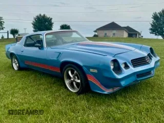 1981 Chevrolet Camaro z VIN 1G1AP87L6BL168993, wystawiony jako Copart lot #62036525 z przebiegiem 34 948 mil mil oraz Czysty tytuł • Clean title. Historia ofert i sprzedaży dostępna na DreamBid. Obrazek 1.