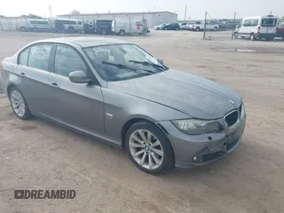 2011 BMW 3 Series 328i xDrive z VIN WBAPK5C52BF123454, wystawiony jako IAAI lot #42108474 z przebiegiem 111 165 mil mil oraz . Historia ofert i sprzedaży dostępna na DreamBid. Obrazek 1.