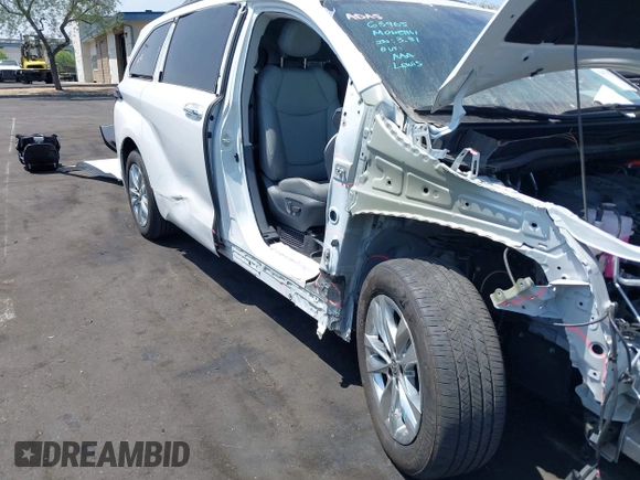 2024 Toyota Sienna XLE z VIN 5TDJSKFC9RS111099, wystawiony jako IAAI lot #42061708 z przebiegiem 15 741 mil mil oraz . Historia ofert i sprzedaży dostępna na DreamBid. Obrazek 6.