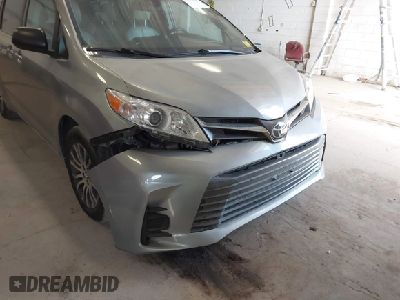 2018 Toyota Sienna XLE Auto Access Seat with VIN 5TDYZ3DC7JS916106, listed as a IAAI auction lot 42054782 with 274,474 mi miles. Bid and sale history available at carsss.com. Image 6.
