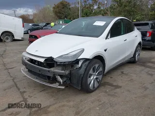 2023 Tesla Model Y Long Range z VIN 7SAYGDEE4PF621640, wystawiony jako IAAI lot #41796502 z przebiegiem 68 484 mil mil oraz . Historia ofert i sprzedaży dostępna na DreamBid. Obrazek 2.