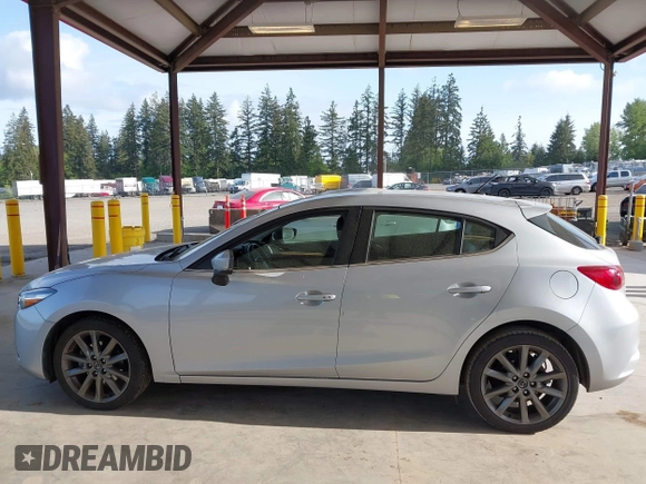 2018 Mazda 3 Touring z VIN 3MZBN1L37JM201797, wystawiony jako IAAI lot #42258756 z przebiegiem 80 593 mil mil oraz . Historia ofert i sprzedaży dostępna na DreamBid. Obrazek 14.