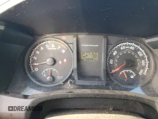 2017 Toyota Tacoma SR z VIN 5TFAX5GN8HX087468, wystawiony jako Copart lot #49354265 z przebiegiem 156 991 mil mil oraz Szkoda całkowita • Salvage title. Historia ofert i sprzedaży dostępna na DreamBid. Obrazek 9.