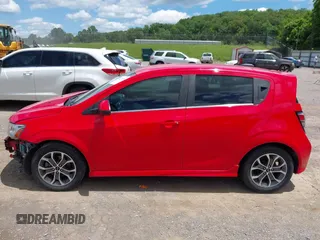 2018 Chevrolet Sonic LT z VIN 1G1JD6SH6J4120998, wystawiony jako IAAI lot #42270614 z przebiegiem 56 587 mil mil oraz . Historia ofert i sprzedaży dostępna na DreamBid. Obrazek 14.