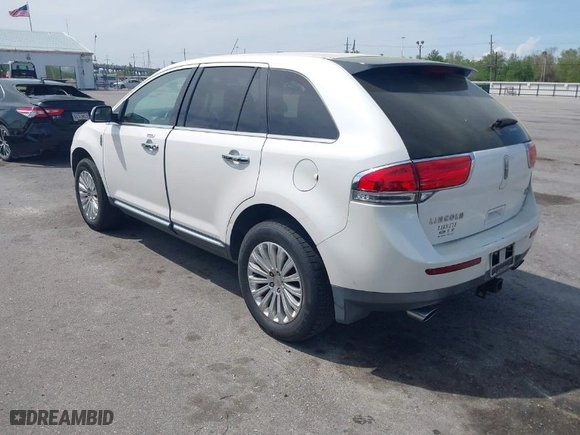 2011 Lincoln MKX with VIN 2LMDJ6JK4BBJ33136, listed as a IAAI auction lot 41824811 with 185,804 mi miles. Bid and sale history available at carsss.com. Image 3.