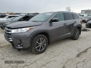 2018 Toyota Highlander SE z VIN 5TDJZRFH2JS497739, wystawiony jako Copart lot #47561755 z przebiegiem 58 945 mil mil oraz Szkoda całkowita • Salvage title. Historia ofert i sprzedaży dostępna na DreamBid. Obrazek 1.