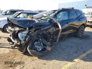 2024 Chevrolet Blazer RS z VIN 3GNKBKRS3RS132959, wystawiony jako Copart lot #82442894 z przebiegiem Nie podano mil oraz Nie do naprawy. Historia ofert i sprzedaży dostępna na DreamBid. Obrazek 1.