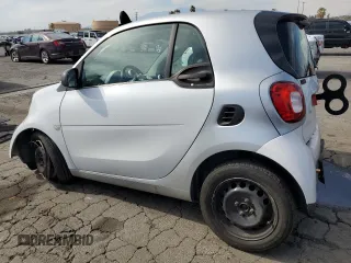 2016 Smart fortwo Passion z VIN WMEFJ5DA4GK141225, wystawiony jako Copart lot #48356965 z przebiegiem 65 928 mil mil oraz Szkody całkowita. Historia ofert i sprzedaży dostępna na DreamBid. Obrazek 2.
