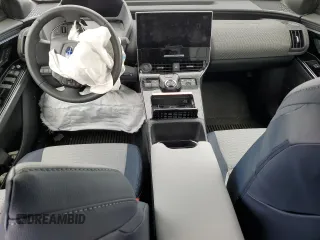 2023 Subaru Solterra Premium z VIN JTMABABA1PA031661, wystawiony jako Copart lot #48266764 z przebiegiem Nie podano mil oraz . Historia ofert i sprzedaży dostępna na DreamBid. Obrazek 8.