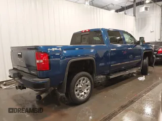 2015 GMC Sierra 2500HD Denali z VIN 1GT120E86FF655301, wystawiony jako IAAI lot #41965001 z przebiegiem 74 136 mil mil oraz . Historia ofert i sprzedaży dostępna na DreamBid. Obrazek 4.