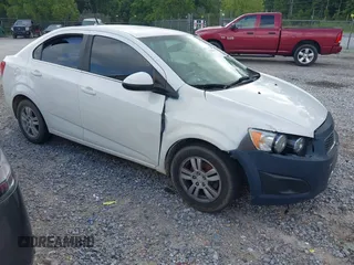 2014 Chevrolet Sonic LT z VIN 1G1JC5SH6E4101466, wystawiony jako IAAI lot #42283152 z przebiegiem 159 568 mil mil oraz . Historia ofert i sprzedaży dostępna na DreamBid. Obrazek 1.
