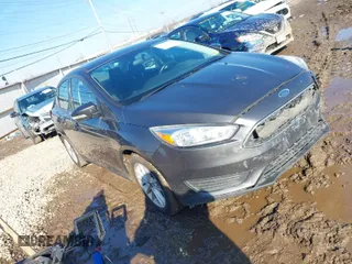 2016 Ford Focus SE z VIN 1FADP3F24GL217931, wystawiony jako IAAI lot #41542150 z przebiegiem 154 466 mil mil oraz . Historia ofert i sprzedaży dostępna na DreamBid. Obrazek 1.