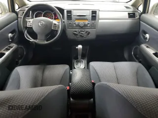 2009 Nissan Versa S z VIN 3N1BC11E69L406027, wystawiony jako Copart lot #50904135 z przebiegiem 163 718 mil mil oraz Szkoda całkowita • Salvage title. Historia ofert i sprzedaży dostępna na DreamBid. Obrazek 8.