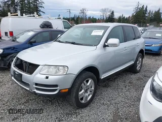 2006 Volkswagen Touareg 4.2L V8 z VIN WVGZM77L06D043948, wystawiony jako IAAI lot #41839431 z przebiegiem 207 496 mil mil oraz . Historia ofert i sprzedaży dostępna na DreamBid. Obrazek 17.