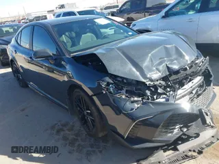 2025 Toyota Camry LE z VIN 4T1DAACK5SU081487, wystawiony jako IAAI lot #41493753 z przebiegiem 7 872 mil mil oraz . Historia ofert i sprzedaży dostępna na DreamBid. Obrazek 1.
