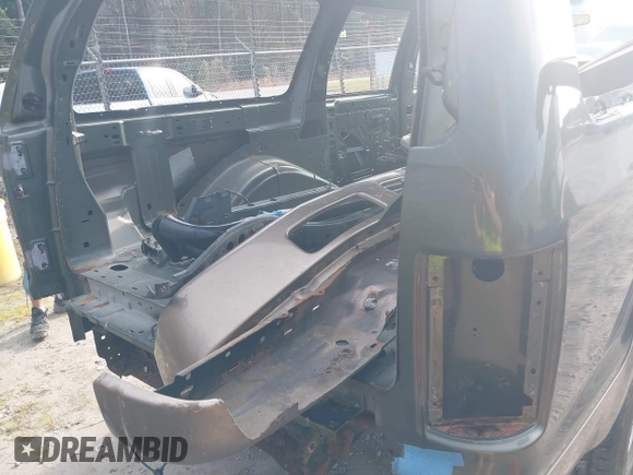 2005 Ford Excursion Eddie Bauer z VIN 1FMSU45P05ED43696, wystawiony jako IAAI lot #41674430 z przebiegiem Nie podano mil oraz . Historia ofert i sprzedaży dostępna na DreamBid. Obrazek 15.
