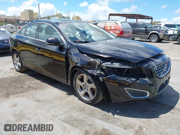 2013 Volvo S60 T5 Premier z VIN YV1612FS4D2190479, wystawiony jako IAAI lot #42244633 z przebiegiem 104 927 mil mil oraz . Historia ofert i sprzedaży dostępna na DreamBid. Obrazek 1.