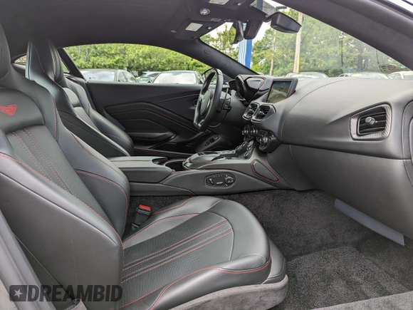 2019 Aston Martin Vantage z VIN SCFSMGAW4KGN01431, wystawiony jako Copart lot #44152995 z przebiegiem 9 949 mil mil oraz Czysty tytuł • Clean title. Historia ofert i sprzedaży dostępna na DreamBid. Obrazek 5.