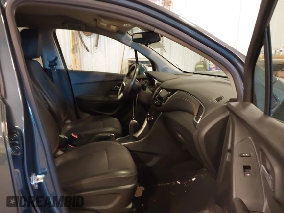2022 Chevrolet Trax LT with VIN KL7CJPSM5NB561161, listed as a IAAI auction lot 41735792 with 12,136 mi miles. Bid and sale history available at carsss.com. Image 5.