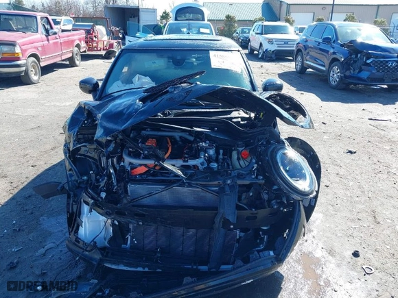 2024 MINI Hardtop 2 Door Cooper SE with VIN WMW13DJ03R2V25523, listed as a IAAI auction lot 41585964 with 7,690 mi miles. Bid and sale history available at carsss.com. Image 6.