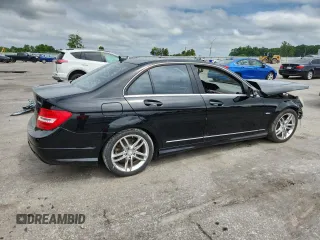 2012 Mercedes-Benz C 250 Sport z VIN WDDGF4HBXCR200013, wystawiony jako Copart lot #58345935 z przebiegiem 111 378 mil mil oraz Szkoda całkowita • Salvage title. Historia ofert i sprzedaży dostępna na DreamBid. Obrazek 3.