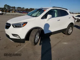 2020 Buick Encore Essence z VIN KL4CJGSB7LB069627, wystawiony jako Copart lot #85855744 z przebiegiem 116 304 mil mil oraz Szkody całkowita. Historia ofert i sprzedaży dostępna na DreamBid. Obrazek 1.
