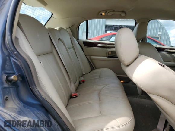 2005 Lincoln Town Car Signature Limited z VIN 1LNHM82W55Y647621, wystawiony jako Copart lot #58532875 z przebiegiem 77 336 mil mil oraz Szkoda całkowita • Salvage title. Historia ofert i sprzedaży dostępna na DreamBid. Obrazek 10.