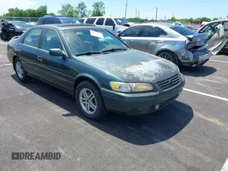 1999 Toyota Camry LE z VIN 4T1BF22K5XU083537, wystawiony jako IAAI lot #42334972 z przebiegiem 231 031 mil mil oraz . Historia ofert i sprzedaży dostępna na DreamBid. Obrazek 1.