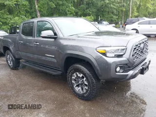 2023 Toyota Tacoma SR5 z VIN 3TYDZ5BN9PT034608, wystawiony jako IAAI lot #42331728 z przebiegiem 12 815 mil mil oraz . Historia ofert i sprzedaży dostępna na DreamBid. Obrazek 1.