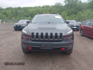 2016 Jeep Cherokee Trailhawk z VIN 1C4PJMBS7GW372623, wystawiony jako IAAI lot #42336107 z przebiegiem 231 887 mil mil oraz . Historia ofert i sprzedaży dostępna na DreamBid. Obrazek 12.