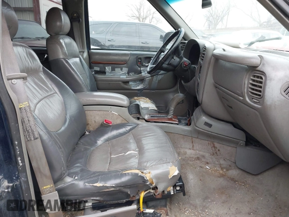 2000 GMC Jimmy SLE Convenience z VIN 1GKDT13W8Y2340743, wystawiony jako IAAI lot #41393906 z przebiegiem 196 520 mil mil oraz . Historia ofert i sprzedaży dostępna na DreamBid. Obrazek 5.