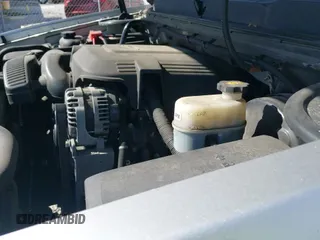 2010 Chevrolet Silverado 1500 LT z VIN 3GCRCSE0XAG103216, wystawiony jako IAAI lot #43500782 z przebiegiem 199 707 mil mil oraz . Historia ofert i sprzedaży dostępna na DreamBid. Obrazek 18.