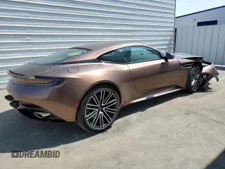 2024 Aston Martin DB12 z VIN SCFRMFFW3RGL12944, wystawiony jako Copart lot #61053374 z przebiegiem 472 mil mil oraz Szkody całkowita. Historia ofert i sprzedaży dostępna na DreamBid. Obrazek 3.
