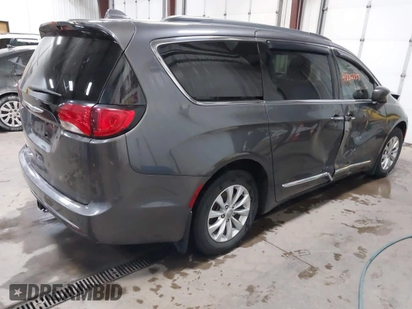 2017 Chrysler Pacifica Touring L z VIN 2C4RC1BGXHR753504, wystawiony jako IAAI lot #41330337 z przebiegiem 103 403 mil mil oraz . Historia ofert i sprzedaży dostępna na DreamBid. Obrazek 4.