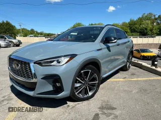 2024 Infiniti QX55 Luxe z VIN 3PCAJ5JR6RF109217, wystawiony jako Copart lot #58733135 z przebiegiem 24 412 mil mil oraz Nie do naprawy. Historia ofert i sprzedaży dostępna na DreamBid. Obrazek 1.