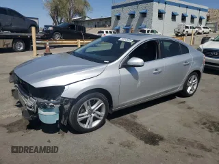 2015 Volvo S60 T5 Drive-E Premier z VIN YV126MFB2F2301285, wystawiony jako Copart lot #52612095 z przebiegiem 103 816 mil mil oraz Szkody całkowita. Historia ofert i sprzedaży dostępna na DreamBid. Obrazek 1.