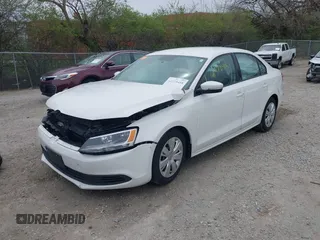 2014 Volkswagen Jetta SE z VIN 3VWD17AJ8EM211169, wystawiony jako IAAI lot #41978416 z przebiegiem 141 545 mil mil oraz . Historia ofert i sprzedaży dostępna na DreamBid. Obrazek 20.