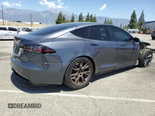 2022 Tesla Model S z VIN 5YJSA1E53NF491494, wystawiony jako Copart lot #56483015 z przebiegiem 31 507 mil mil oraz Szkoda całkowita • Salvage title. Historia ofert i sprzedaży dostępna na DreamBid. Obrazek 3.