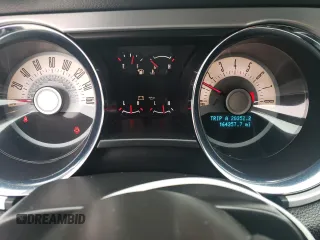 2011 Ford Mustang V6 z VIN 1ZVBP8EM9B5131834, wystawiony jako Copart lot #52545465 z przebiegiem 164 357 mil mil oraz Szkoda całkowita • Salvage title. Historia ofert i sprzedaży dostępna na DreamBid. Obrazek 9.