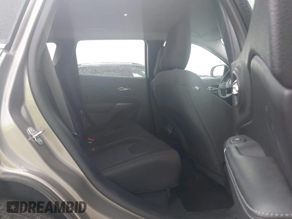 2019 Jeep Cherokee Latitude z VIN 1C4PJLCB5KD358412, wystawiony jako IAAI lot #42506197 z przebiegiem 83 160 mil mil oraz . Historia ofert i sprzedaży dostępna na DreamBid. Obrazek 8.