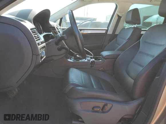 2016 Volkswagen Touareg Sport with VIN WVGEF9BP1GD006147, listed as a Copart auction lot 53247765 with 7,842 mi miles and Salvage Title. Bid and sale history available at DreamBid. Image 7.