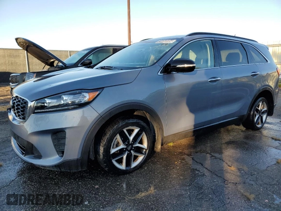 2019 Kia Sorento LX z VIN 5XYPG4A57KG599259, wystawiony jako Copart lot #83799344 z przebiegiem 86 092 mil mil oraz Czysty tytuł • Clean title. Historia ofert i sprzedaży dostępna na DreamBid. Obrazek 1.