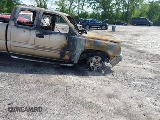 2005 Chevrolet Silverado 1500 Z71 z VIN 1GCEK19B65E260861, wystawiony jako IAAI lot #42122540 z przebiegiem Nie podano mil oraz . Historia ofert i sprzedaży dostępna na DreamBid. Obrazek 6.