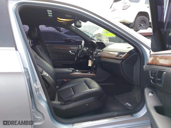 2013 Mercedes-Benz E-Class E 350 Luxury with VIN WDDHF8JB5DA678944, listed as a IAAI auction lot 41208242 with 101,834 mi miles. Bid and sale history available at carsss.com. Image 5.