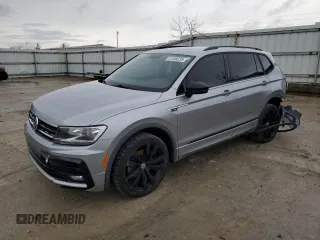 2020 Volkswagen Tiguan SE z VIN 3VV3B7AX8LM118697, wystawiony jako Copart lot #51559235 z przebiegiem 64 190 mil mil oraz Szkody całkowita. Historia ofert i sprzedaży dostępna na DreamBid. Obrazek 1.