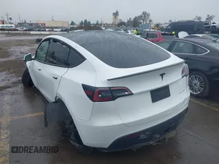 2024 Tesla Model Y Long Range z VIN 7SAYGDEEXRF230169, wystawiony jako IAAI lot #41723049 z przebiegiem Nie podano mil oraz . Historia ofert i sprzedaży dostępna na DreamBid. Obrazek 3.
