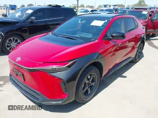 2023 Toyota bZ4X XLE z VIN JTMAAAAA6PA000832, wystawiony jako IAAI lot #41969455 z przebiegiem 47 239 mil mil oraz . Historia ofert i sprzedaży dostępna na DreamBid. Obrazek 2.