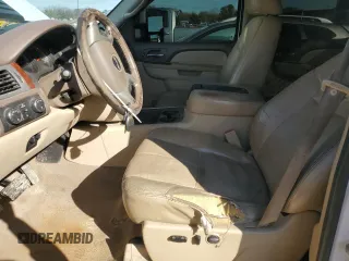 2011 GMC Sierra 2500HD SLT z VIN 1GT121C86BF128555, wystawiony jako Copart lot #46121585 z przebiegiem 343 675 mil mil oraz Szkoda całkowita • Salvage title. Historia ofert i sprzedaży dostępna na DreamBid. Obrazek 7.